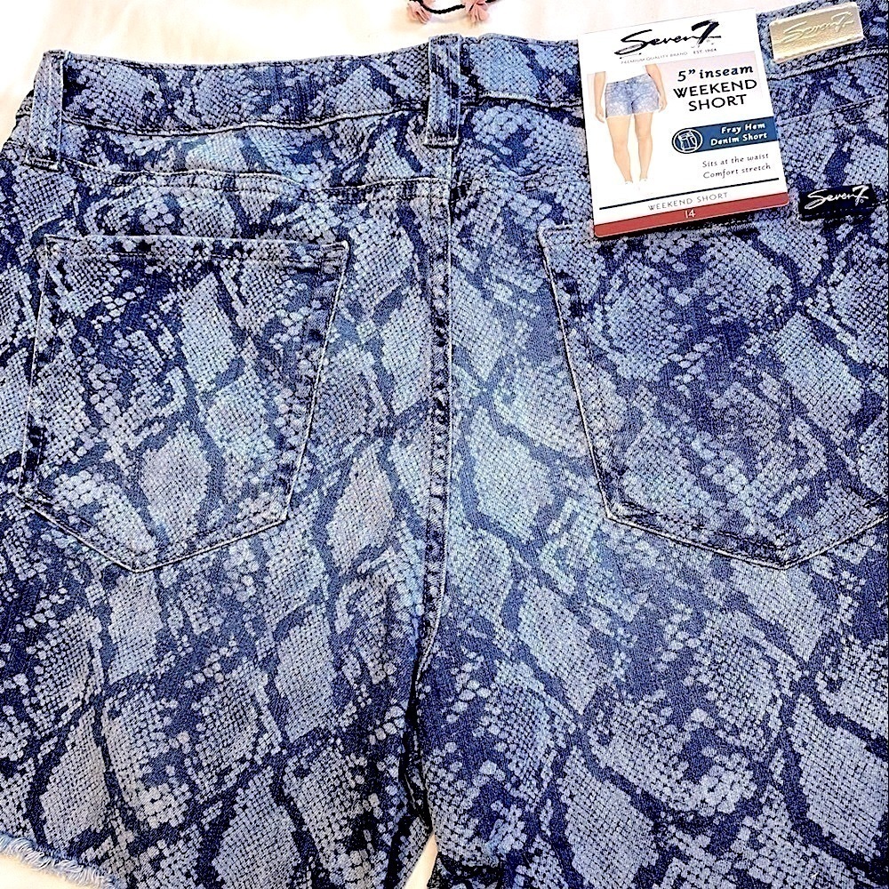 NWT Seven7 Weekend Denim Shorts Indigo Python Print Size 14 - Picture 9 of 11